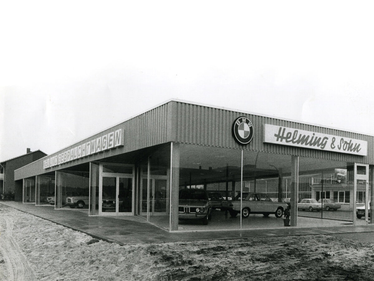 1974 Errichtung einer Fahrzeugausstellung